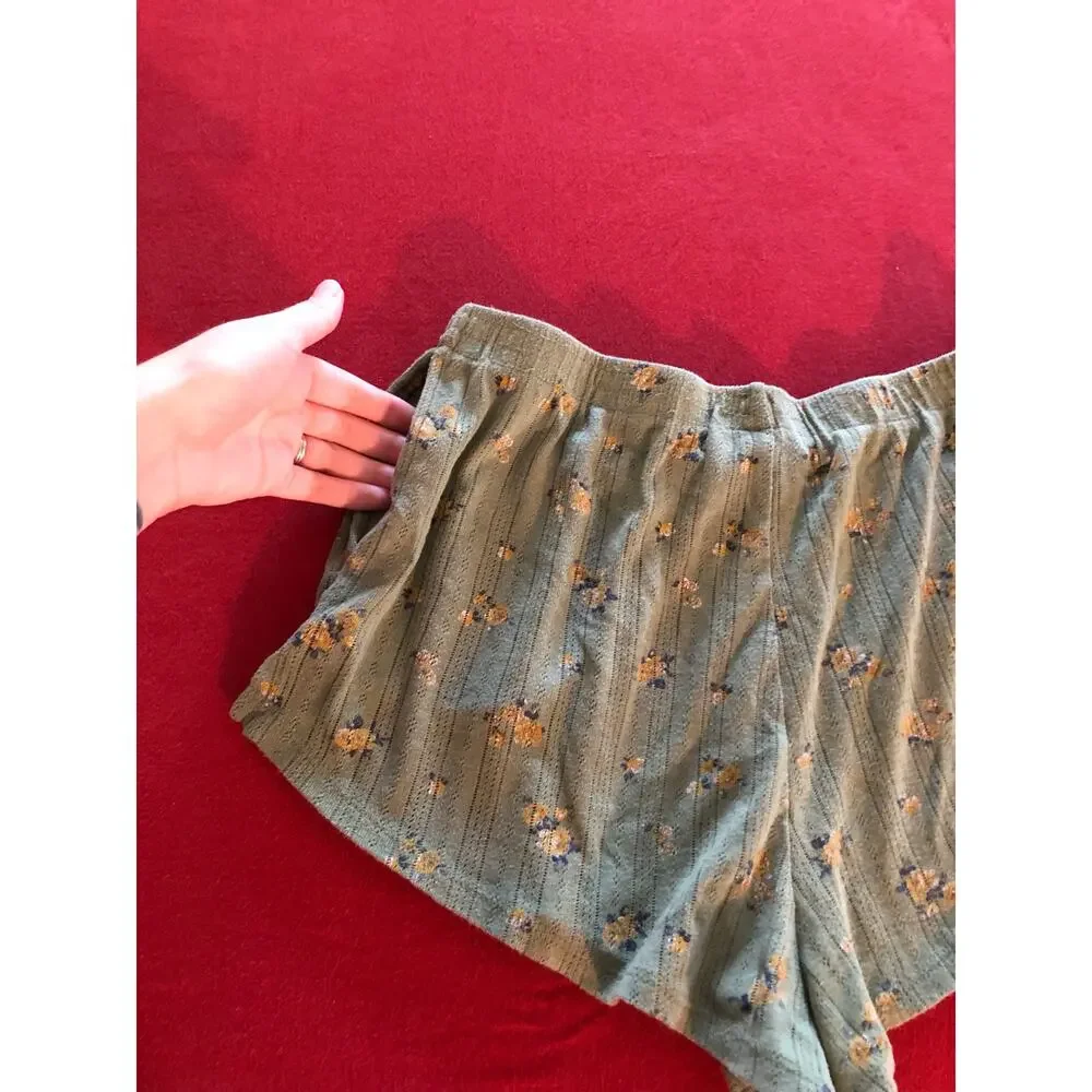 Colsie green floral pajama sleep shorts with pockets Size Medium
